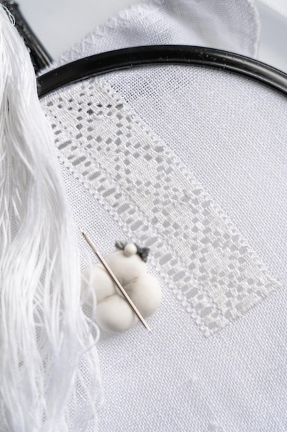 Broderie manuală pe material natural